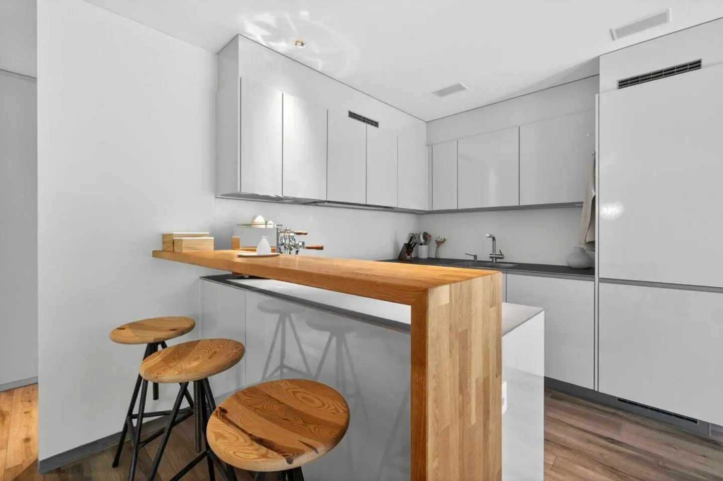 Vivre avec vue - Appartement de 3,5 pièces de haute qualité avec balcon et... - Photo 4 sur 27