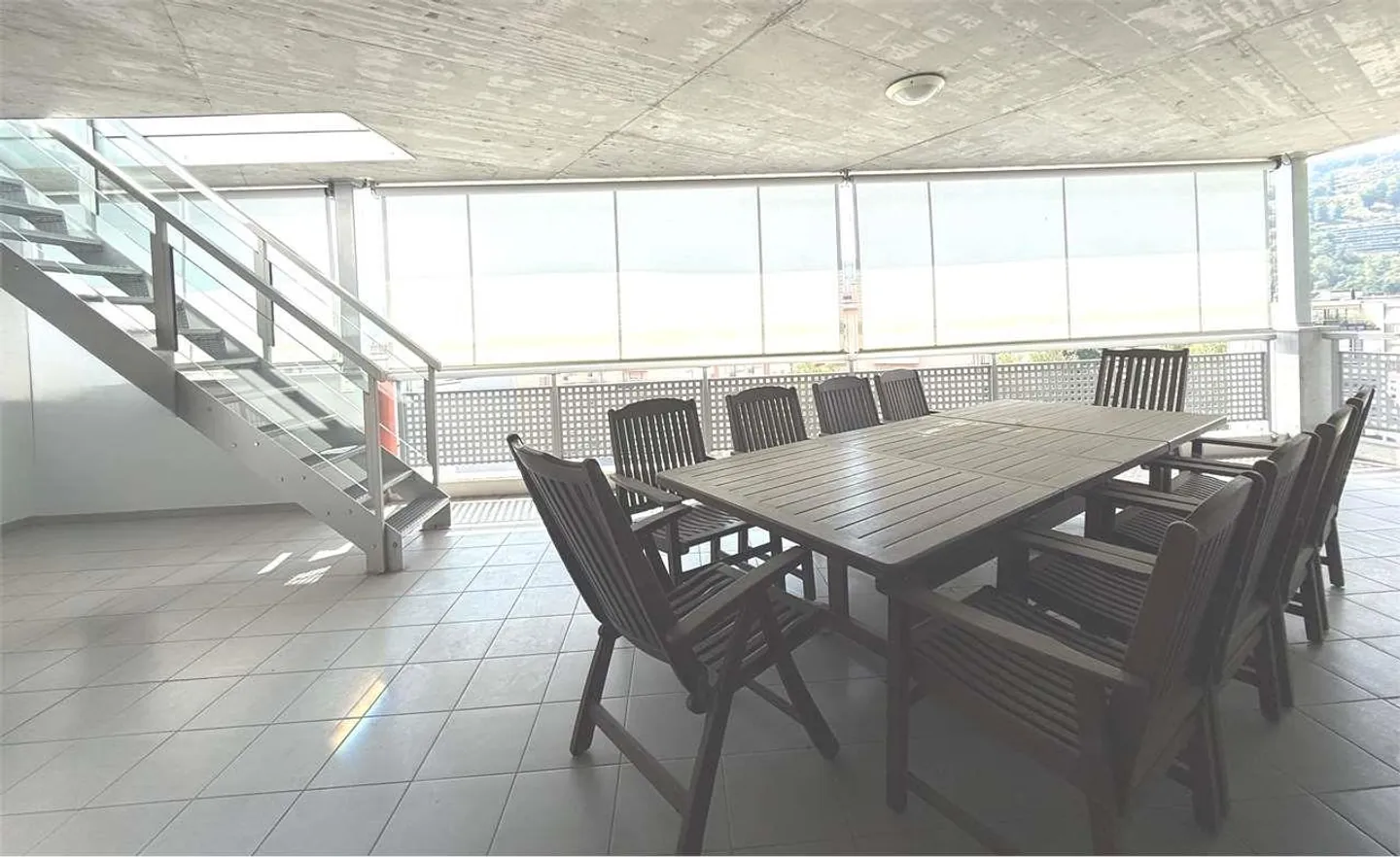 Penthouse moderne de 4,5 pièces meublé avec grand espace extérieur et jacuzzi - Photo 5 sur 8
