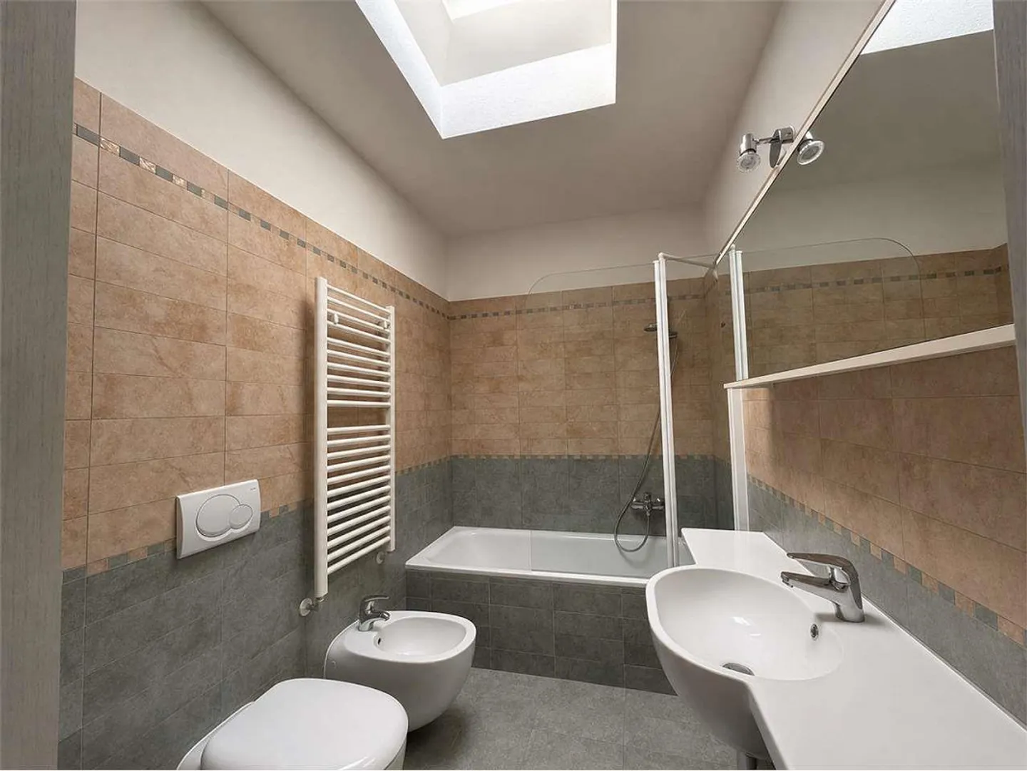 Penthouse moderne de 4,5 pièces meublé avec grand espace extérieur et jacuzzi - Photo 7 sur 8