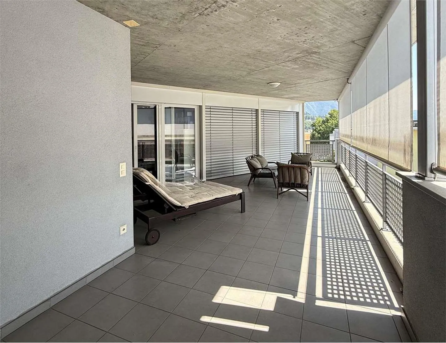Penthouse moderne de 4,5 pièces meublé avec grand espace extérieur et jacuzzi - Photo 1 sur 8