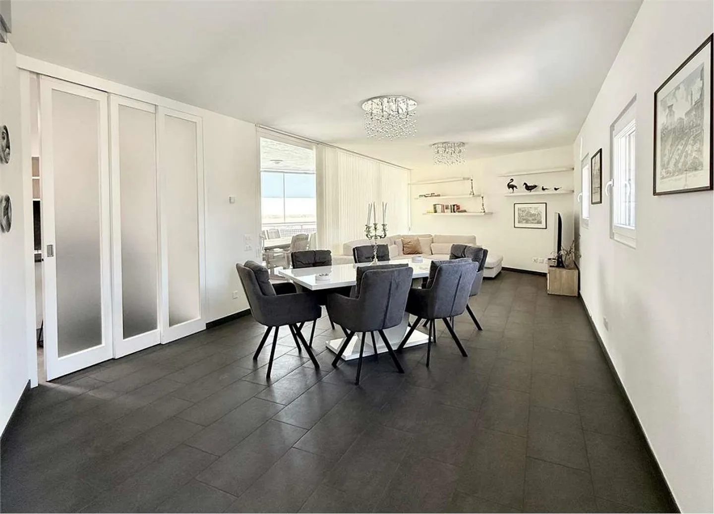 Penthouse moderne de 4,5 pièces meublé avec grand espace extérieur et jacuzzi - Photo 2 sur 8