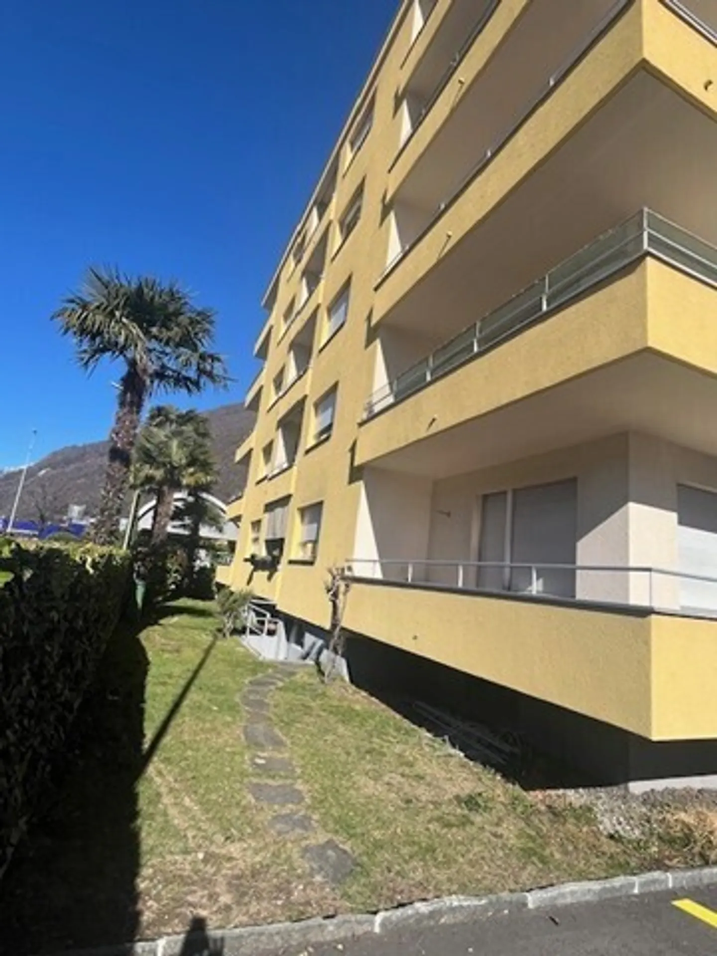 LOSONE, WIR VERMIETEN EINE GERÄUMIGE 3 1/2-ZIMMER-WOHNUNG - Foto 1 von 3