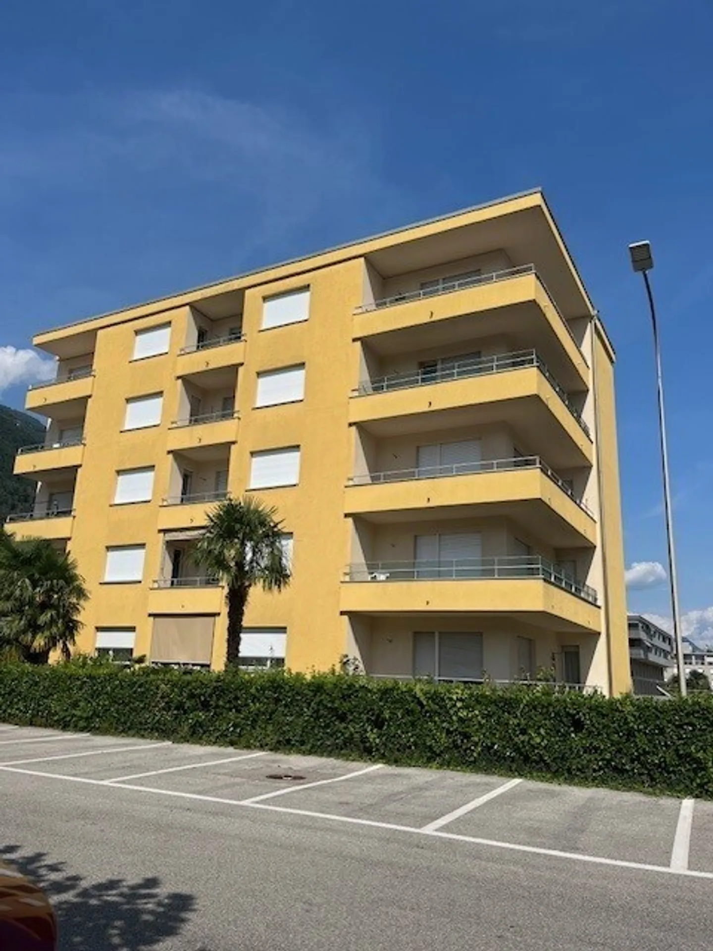 LOSONE, WIR VERMIETEN EINE GERÄUMIGE 3 1/2-ZIMMER-WOHNUNG - Foto 2 von 3