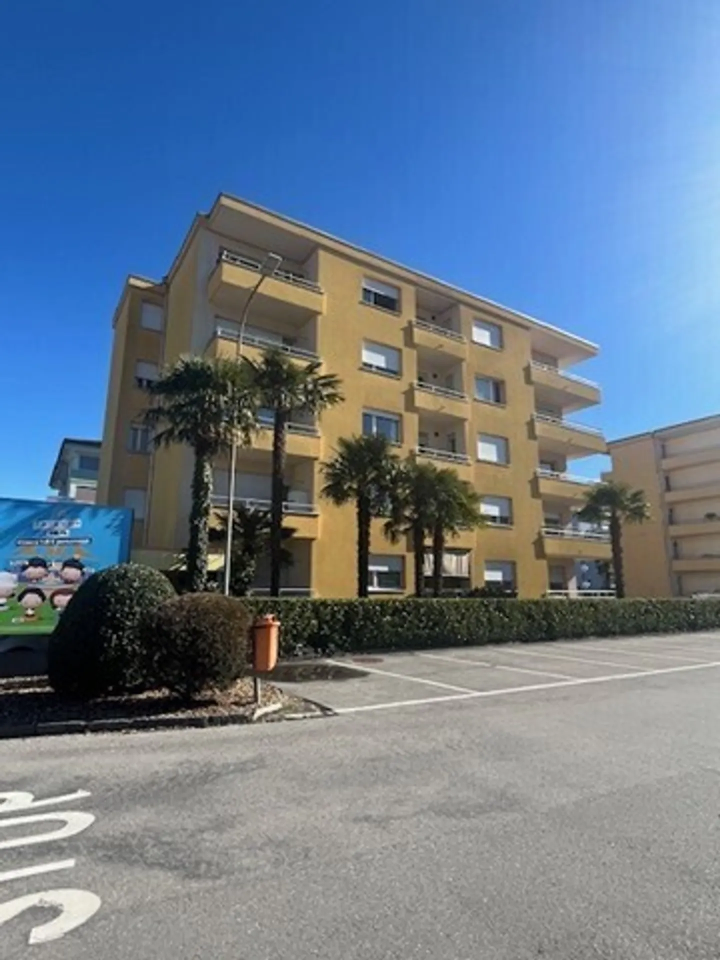 LOSONE, WIR VERMIETEN EINE GERÄUMIGE 3 1/2-ZIMMER-WOHNUNG - Foto 3 von 3