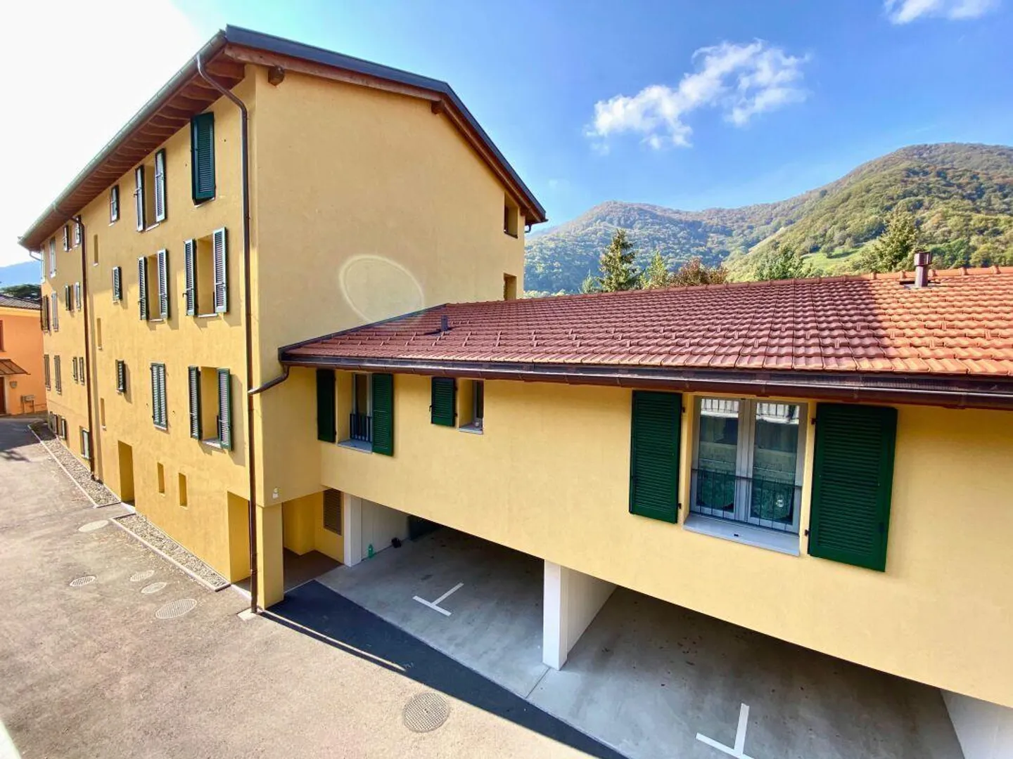 Modernes Penthouse mit 3,5 Zimmern, Balkon, Aussicht und zwei Parkplätzen - Foto 1 von 20