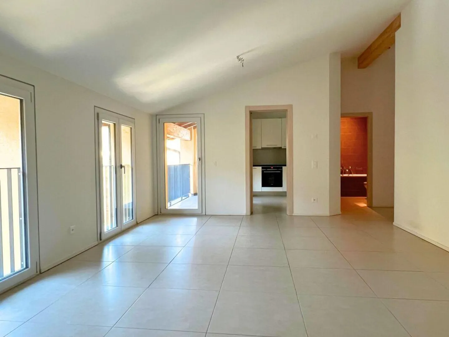 Modernes Penthouse mit 3,5 Zimmern, Balkon, Aussicht und zwei Parkplätzen - Foto 3 von 20