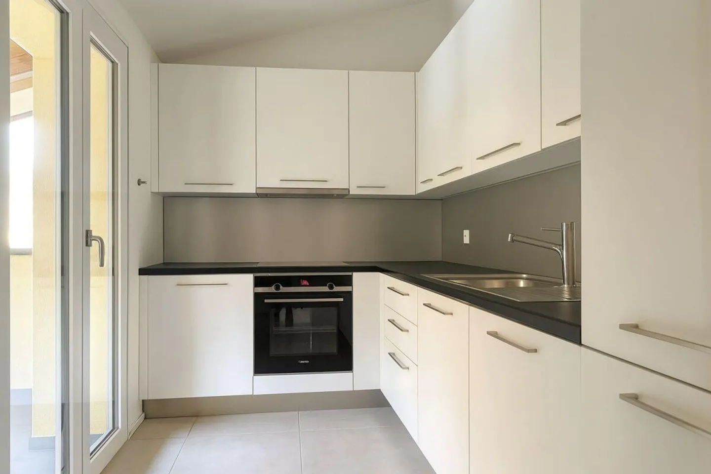 Modernes Penthouse mit 3,5 Zimmern, Balkon, Aussicht und zwei Parkplätzen - Foto 4 von 20