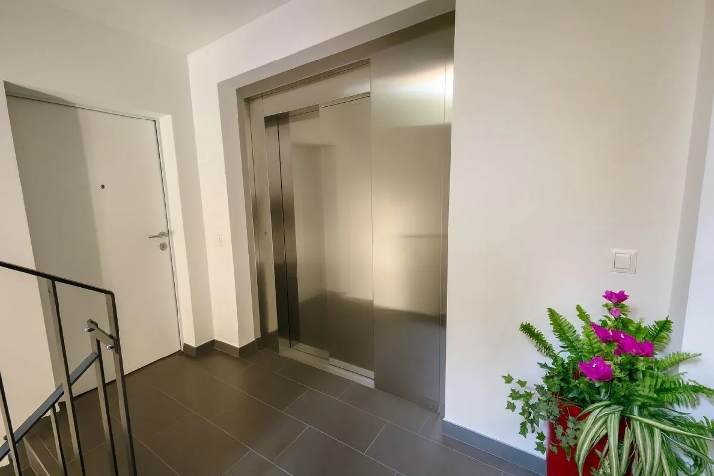 Modernes Penthouse mit 3,5 Zimmern, Balkon, Aussicht und zwei Parkplätzen - Foto 13 von 20