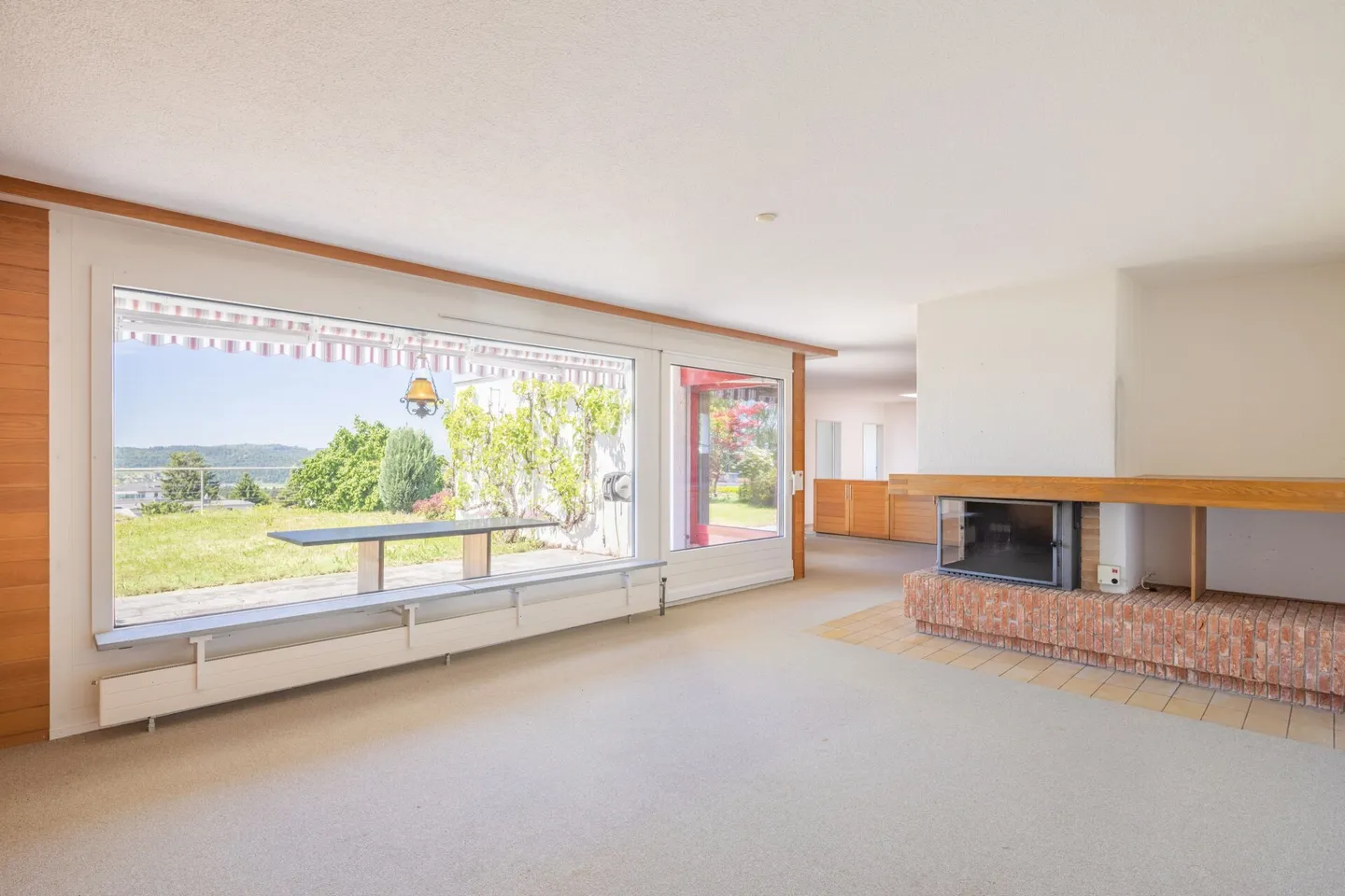 Spacious Living with a View - Photo 7 of 11