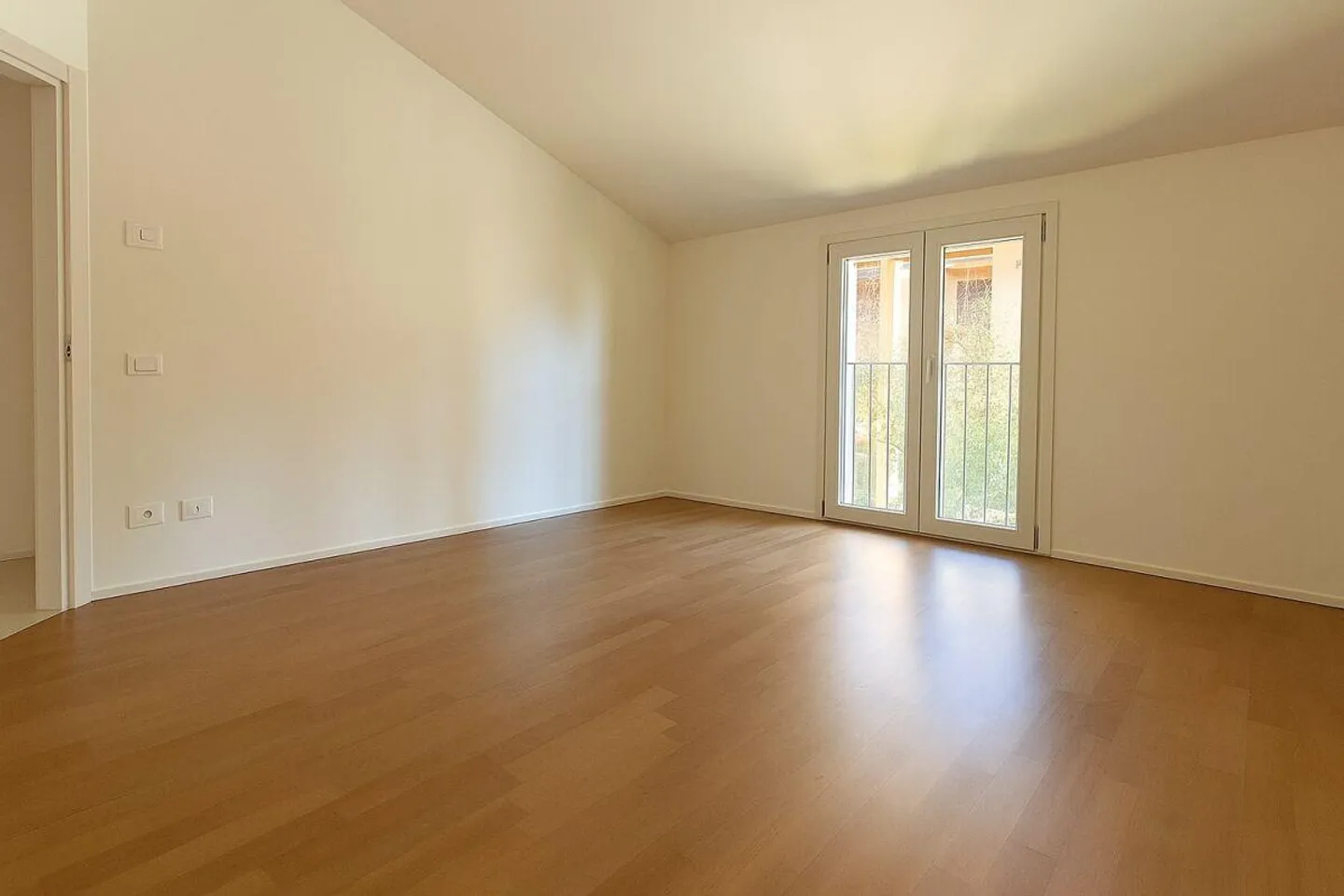 Modernes Penthouse mit 3,5 Zimmern, Balkon, Aussicht und zwei Parkplätzen - Foto 5 von 20