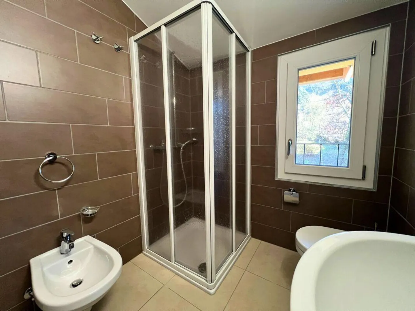 Modernes Penthouse mit 3,5 Zimmern, Balkon, Aussicht und zwei Parkplätzen - Foto 8 von 20
