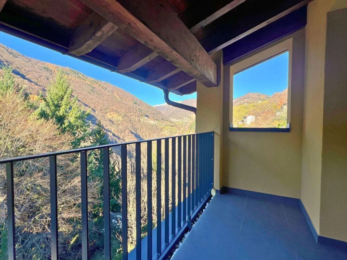 Modernes Penthouse mit 3,5 Zimmern, Balkon, Aussicht und zwei Parkplätzen - Foto 9 von 20