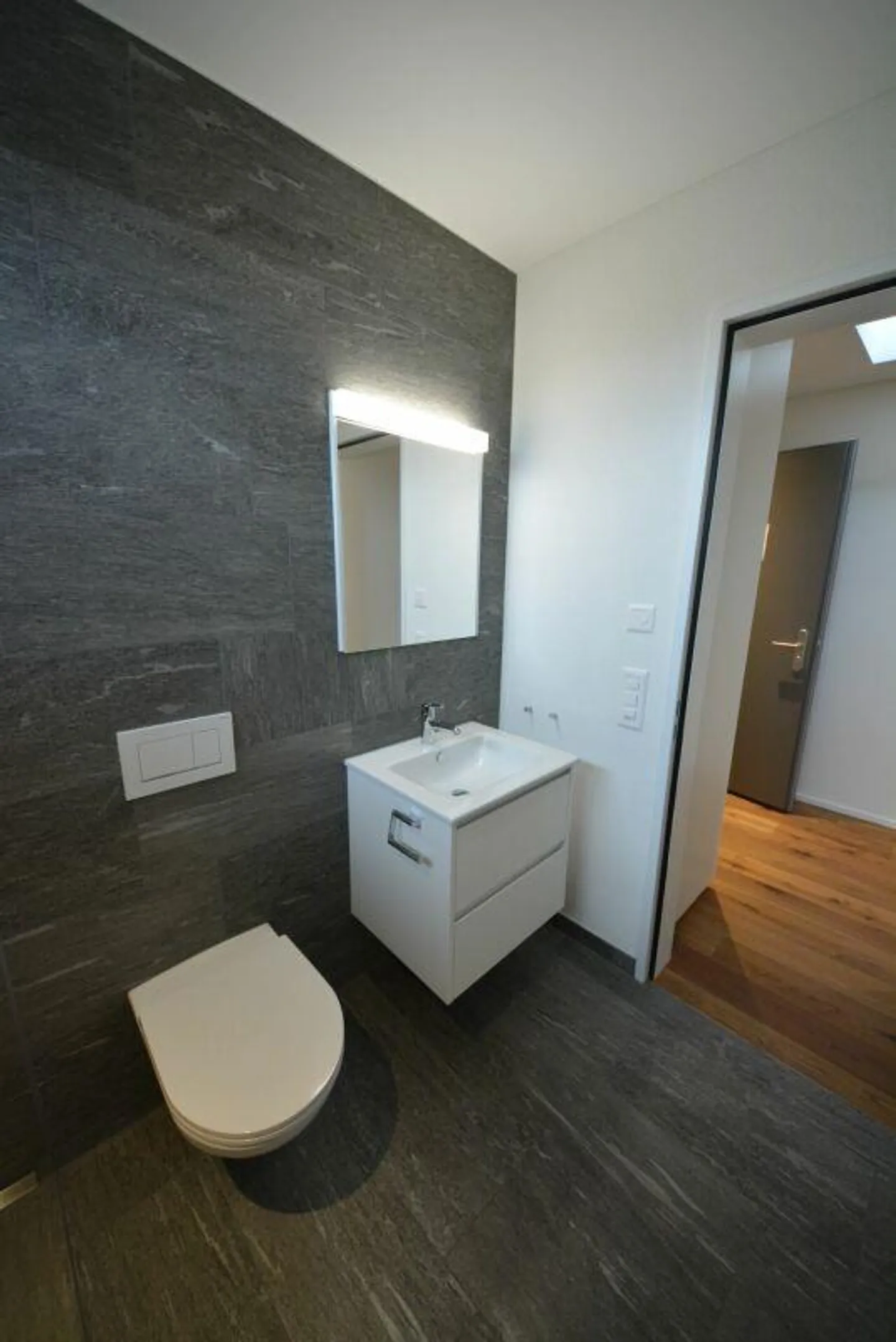 Appartement en attique de 2,5 pièces attrayant avec vue imprenable dans le développement Seewiese vous attend ! - Photo 5 sur 16