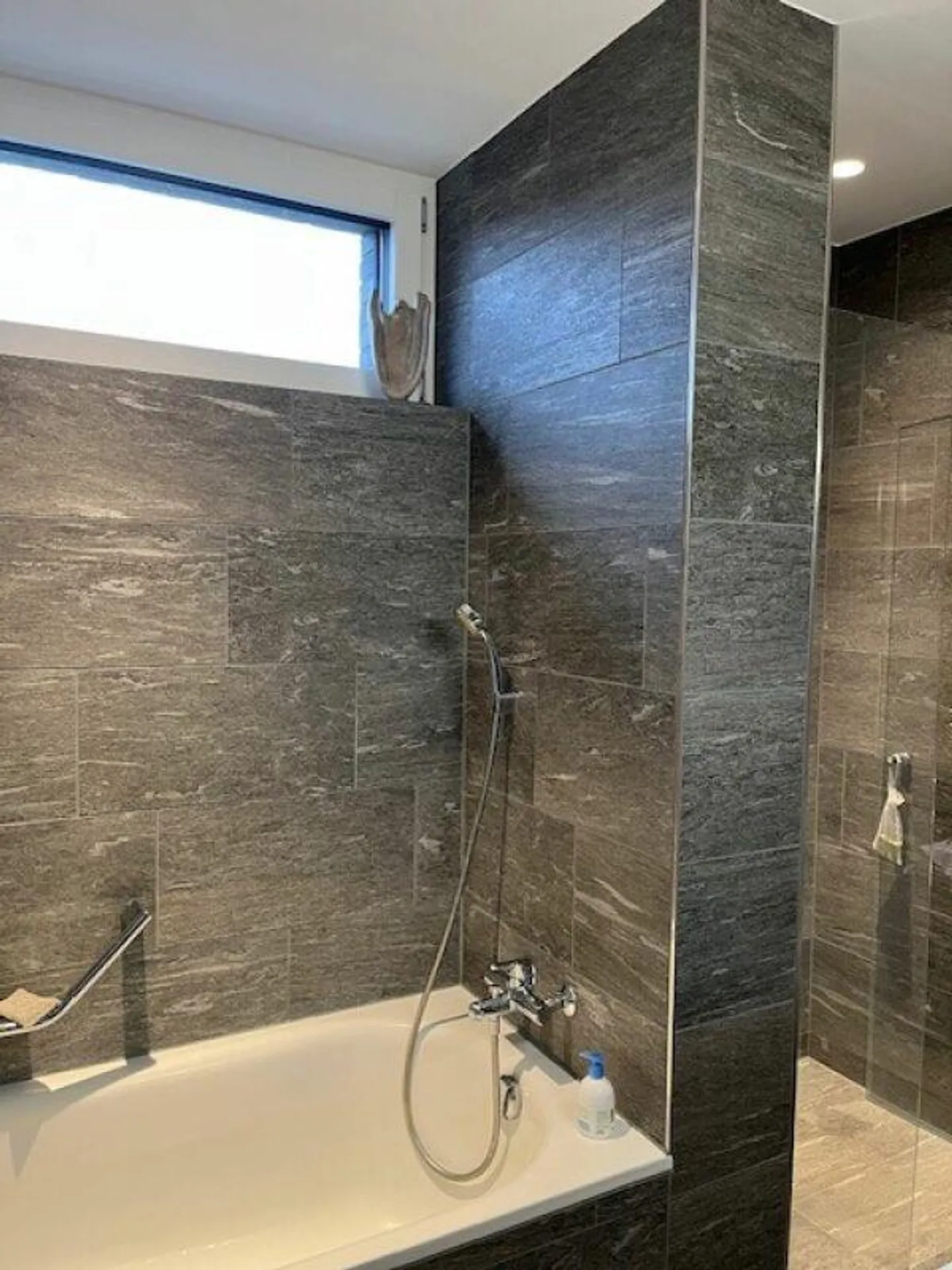 Appartement en attique de 2,5 pièces attrayant avec vue imprenable dans le développement Seewiese vous attend ! - Photo 6 sur 16