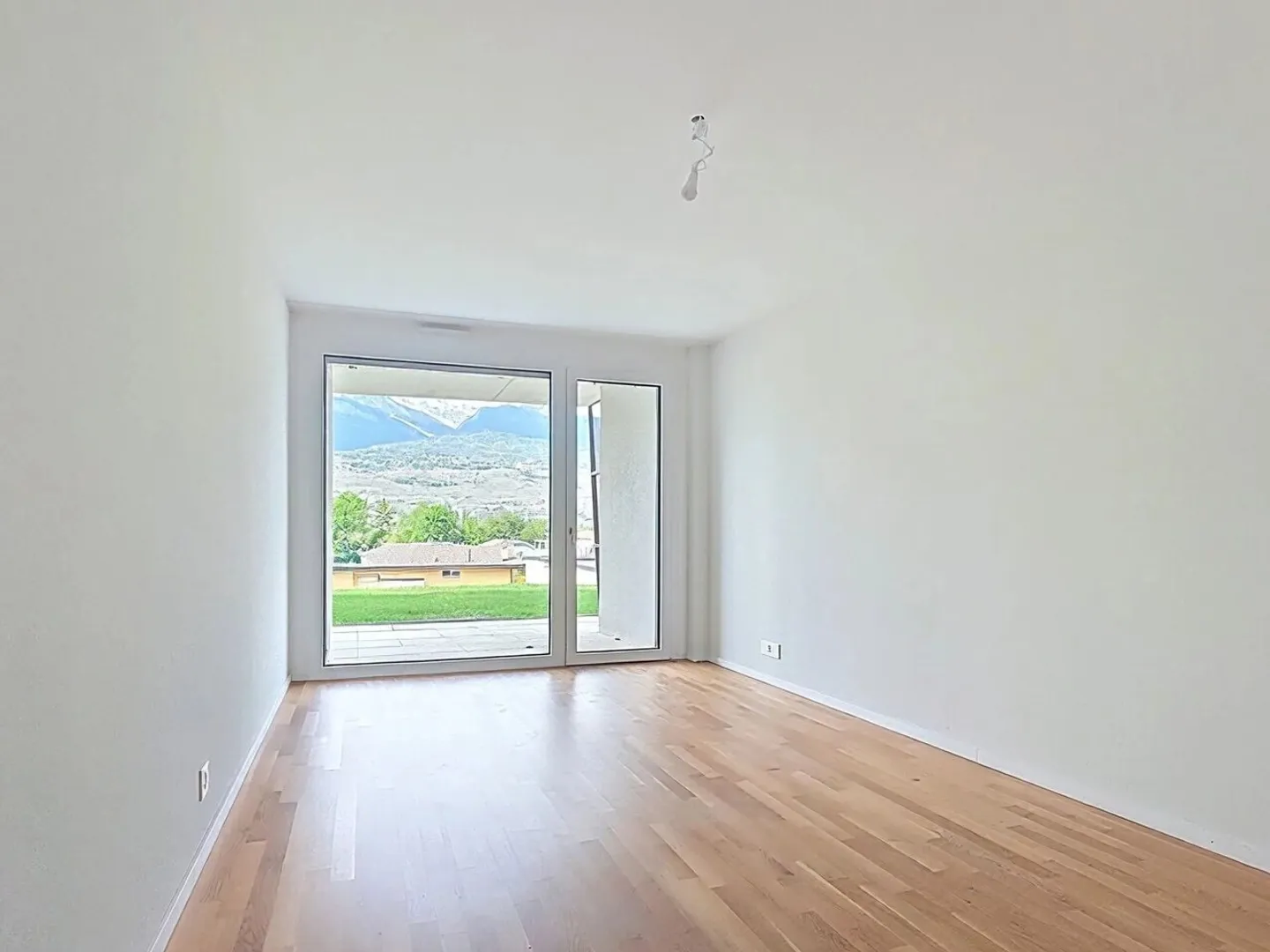 Appartement lumineux au rez-de-chaussée - Photo 2 sur 9