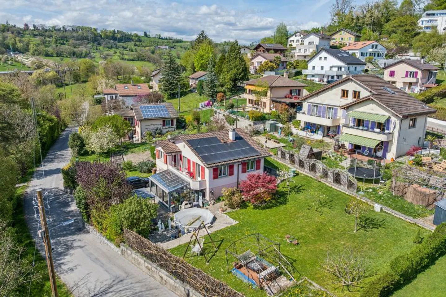 Belle petite maison des années 50 à rénover avec un grand jardin - Photo 1 sur 1