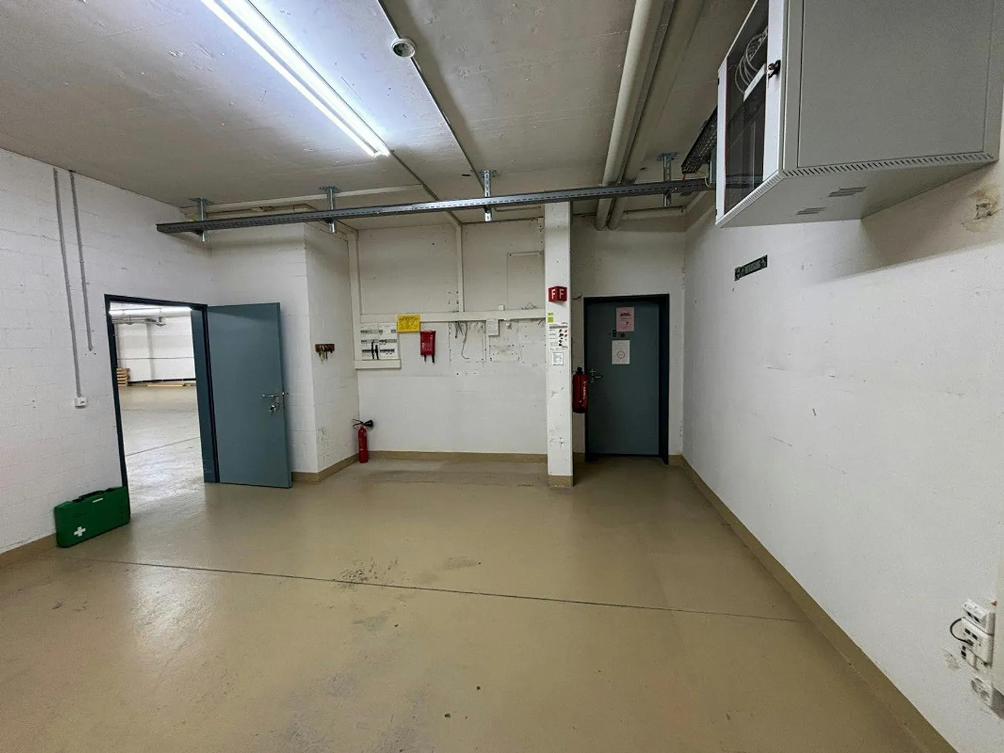 Espace de stockage avec rampe, monte-charge et raccordement d'eau à louer à Winterthur - Photo 3 sur 9