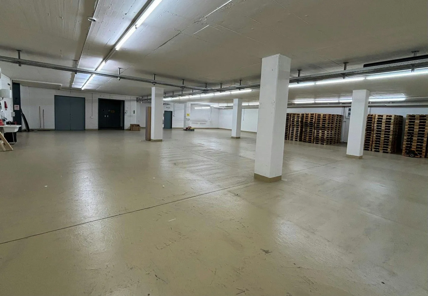 Espace de stockage avec rampe, monte-charge et raccordement d'eau à louer à Winterthur - Photo 2 sur 9
