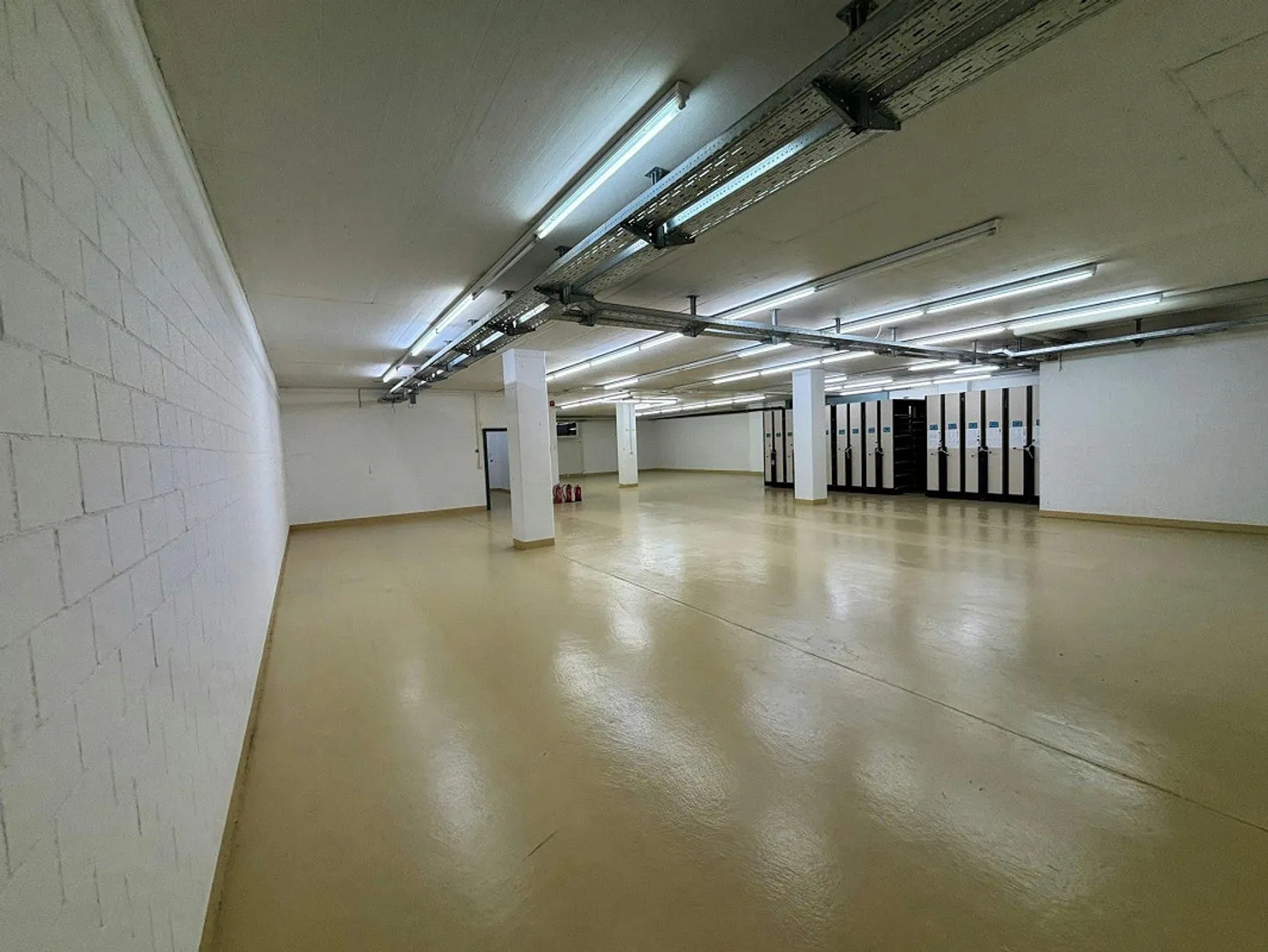 Espace de stockage avec rampe, monte-charge et raccordement d'eau à louer à Winterthur - Photo 4 sur 9