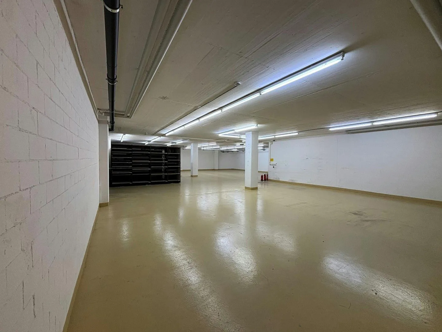 Espace de stockage avec rampe, monte-charge et raccordement d'eau à louer à Winterthur - Photo 5 sur 9