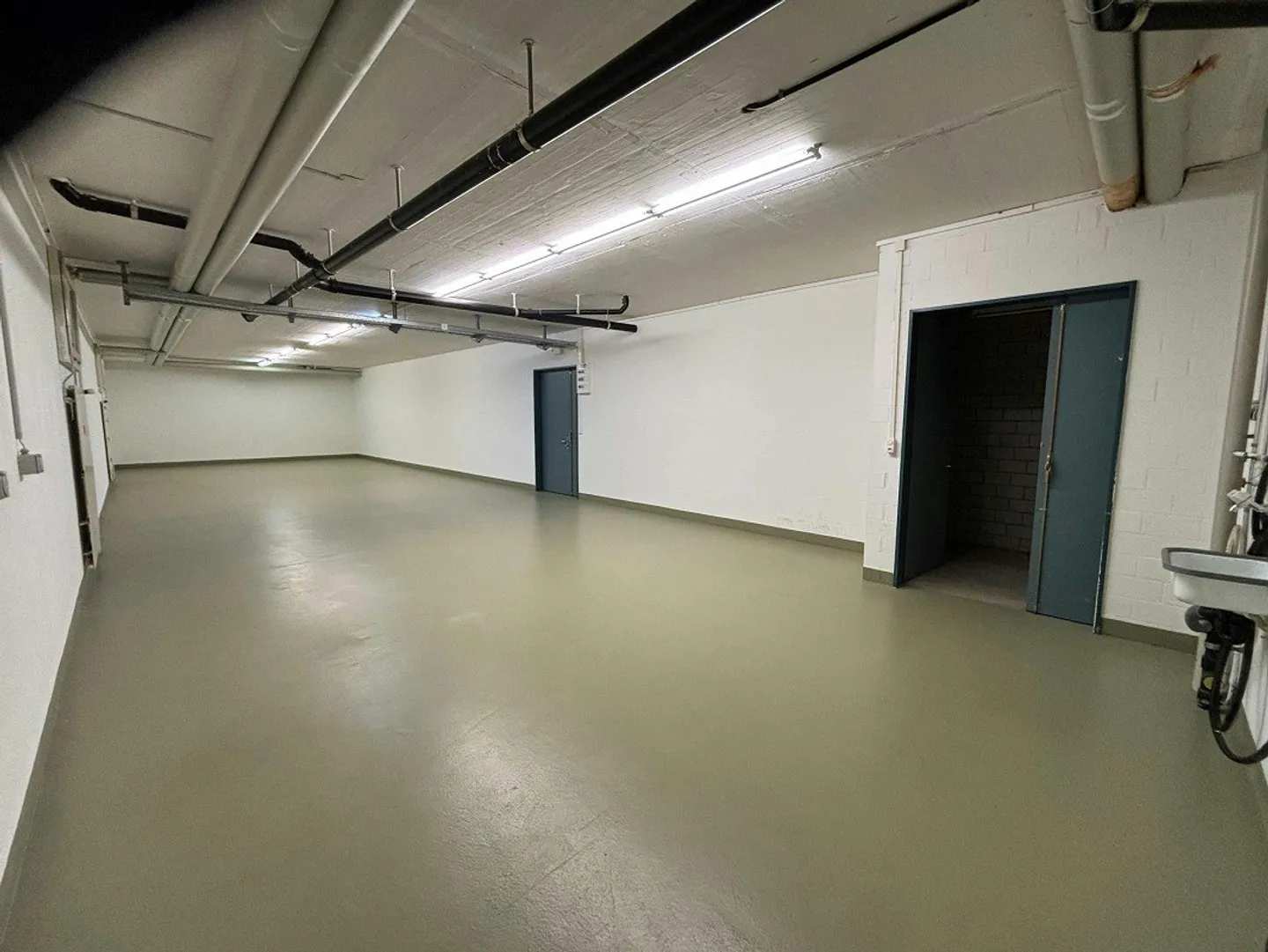 Espace de stockage avec rampe, monte-charge et raccordement d'eau à louer à Winterthur - Photo 8 sur 9