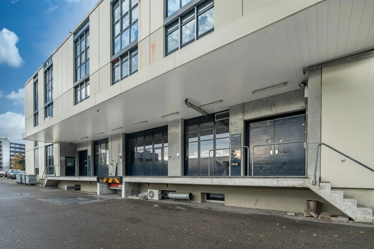 Espace de stockage avec rampe, monte-charge et raccordement d'eau à louer à Winterthur - Photo 9 sur 9