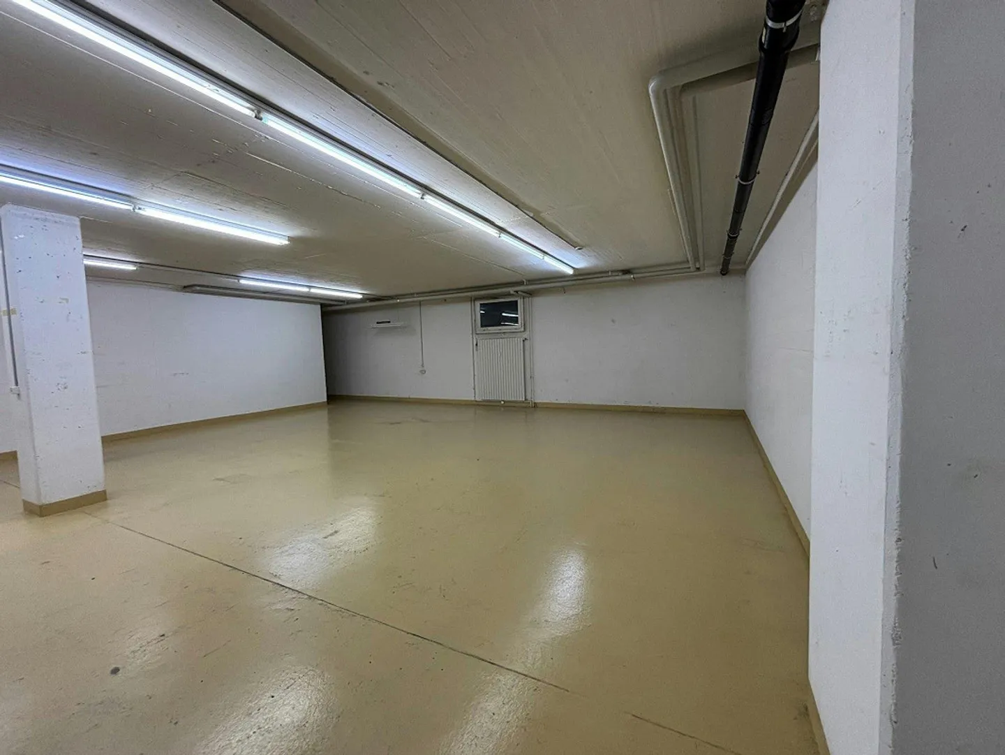 Espace de stockage avec rampe, monte-charge et raccordement d'eau à louer à Winterthur - Photo 6 sur 9