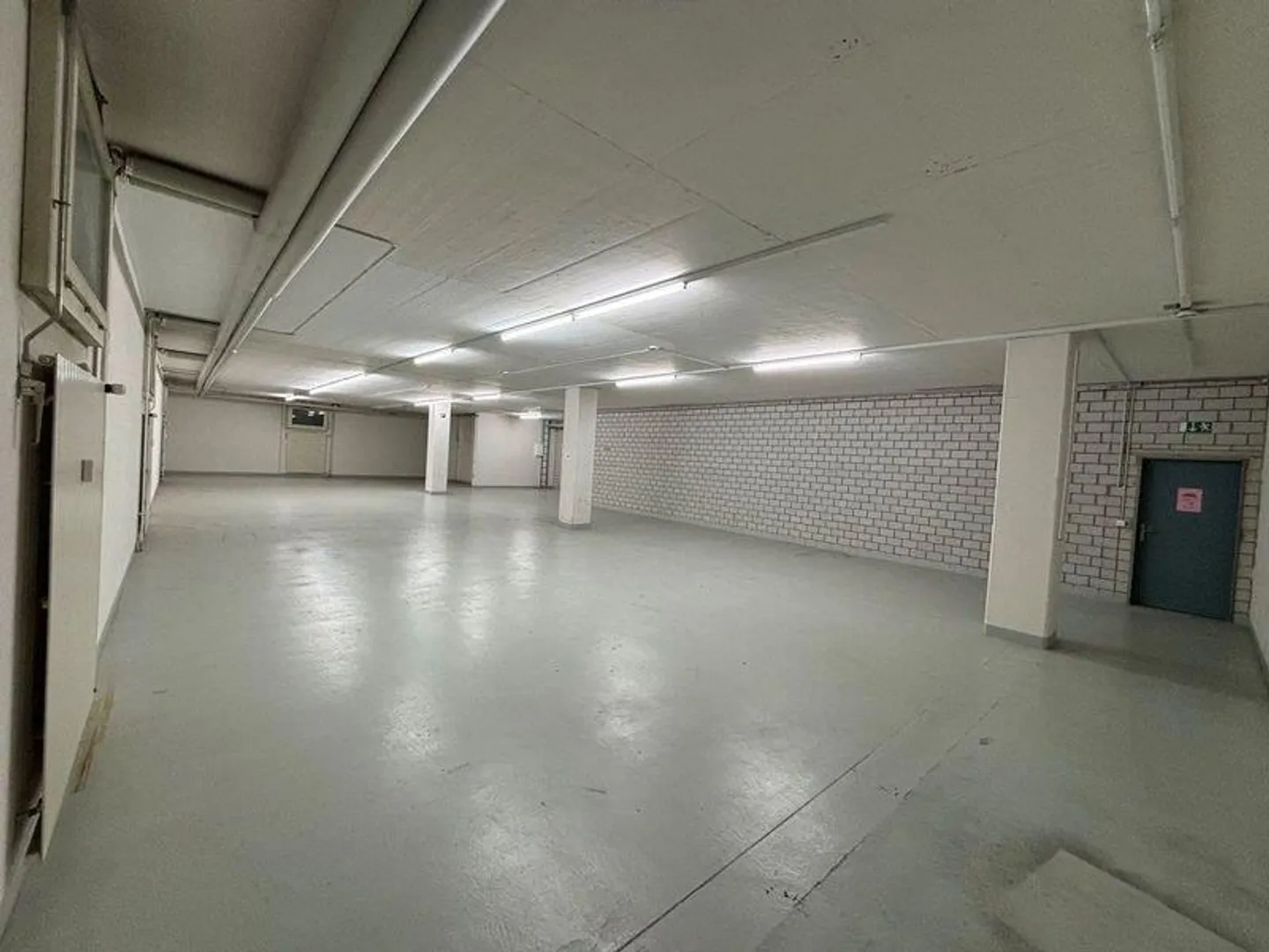 Espace de stockage avec rampe, monte-charge et raccordement d'eau à louer à Winterthur - Photo 7 sur 9