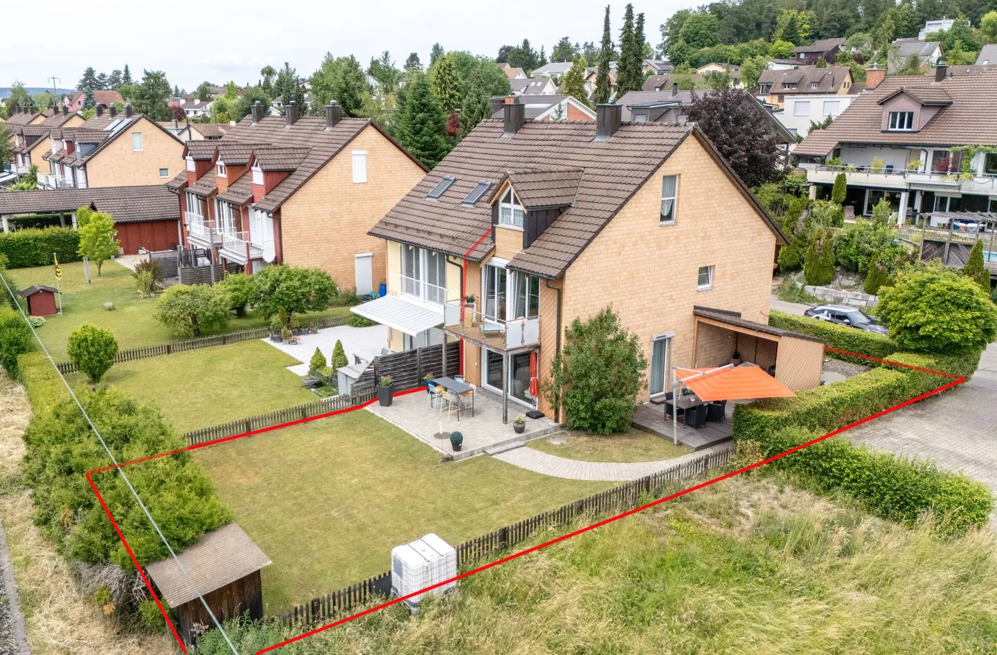 Maison d'angle de 4,5 pièces avec potentiel d'extension, grand jardin et emplacement résidentiel fiscalement avantageux à Seuzach - Photo 1 sur 30