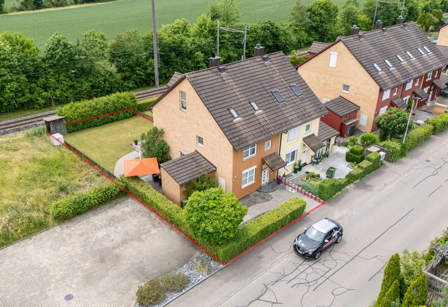 Maison d'angle de 4,5 pièces avec potentiel d'extension, grand jardin et emplacement résidentiel fiscalement avantageux à Seuzach - Photo 2 sur 30