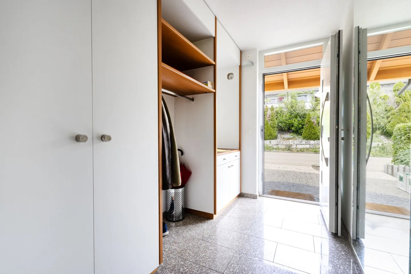Maison d'angle de 4,5 pièces avec potentiel d'extension, grand jardin et emplacement résidentiel fiscalement avantageux à Seuzach - Photo 4 sur 30