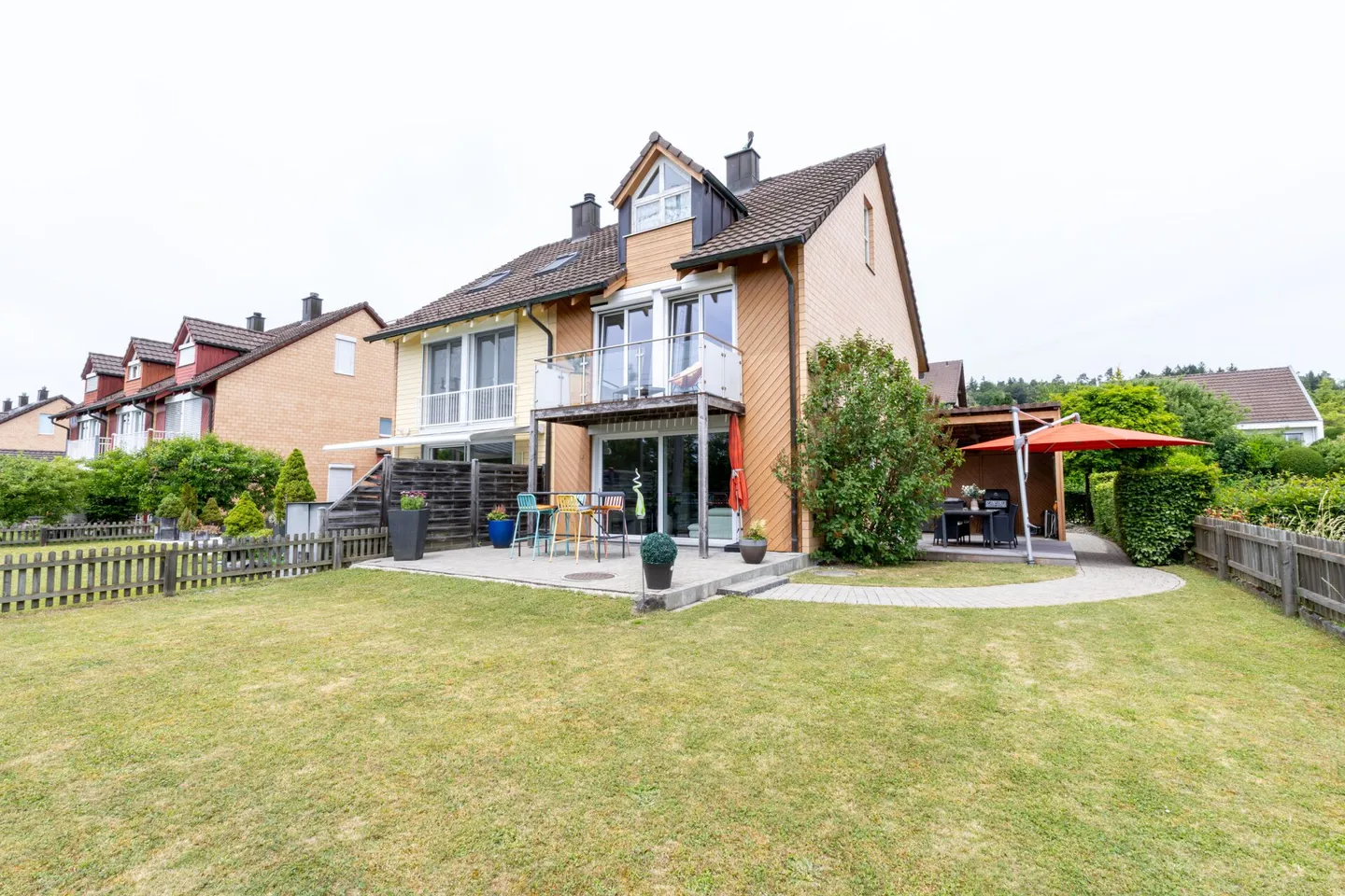 Maison d'angle de 4,5 pièces avec potentiel d'extension, grand jardin et emplacement résidentiel fiscalement avantageux à Seuzach - Photo 13 sur 30