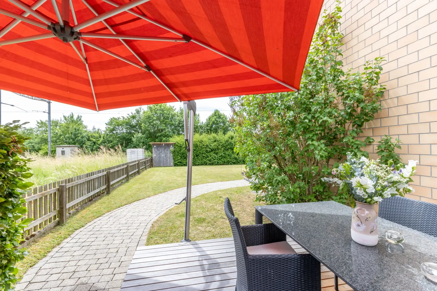 Maison d'angle de 4,5 pièces avec potentiel d'extension, grand jardin et emplacement résidentiel fiscalement avantageux à Seuzach - Photo 16 sur 30