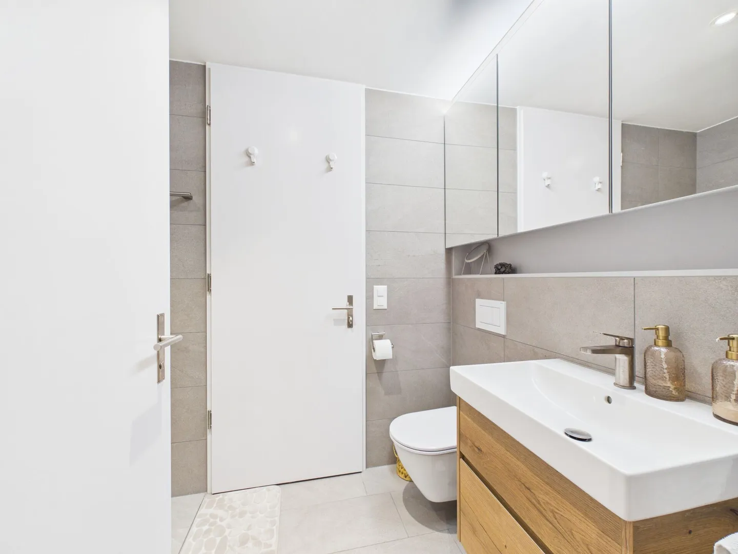 Stylish Garden Apartment - Photo 5 of 7