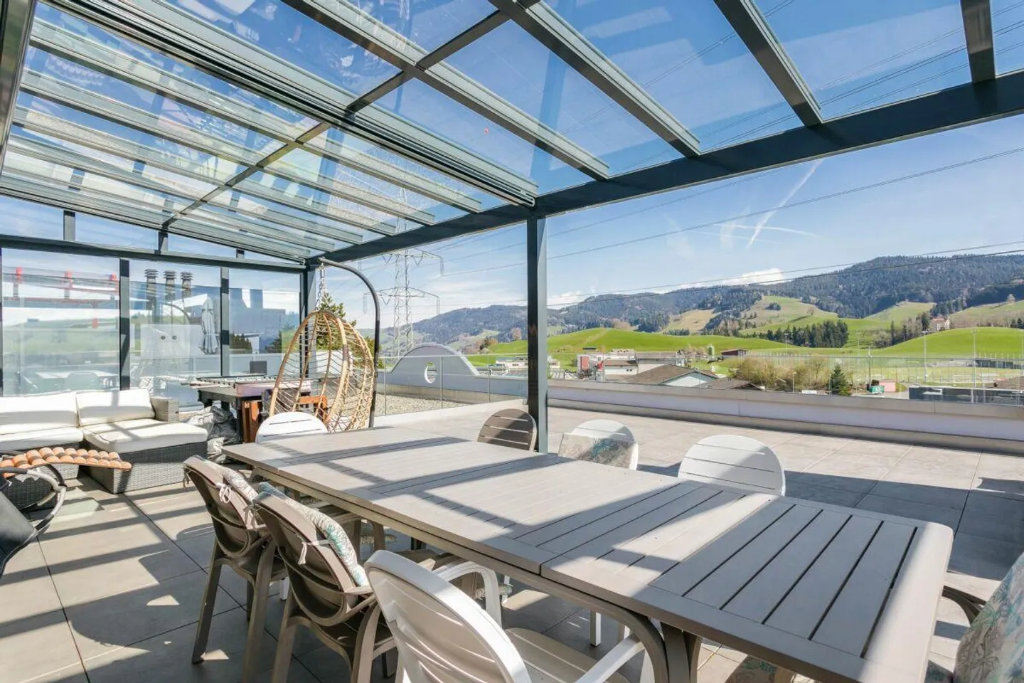 Vivre avec vue : Maison de terrasse de 7,5 pièces avec terrasse panoramique - Photo 1 sur 11