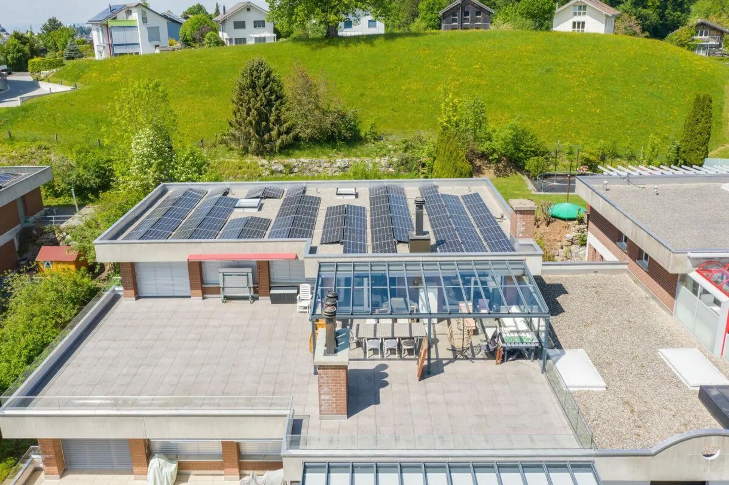 Vivre avec vue : Maison de terrasse de 7,5 pièces avec terrasse panoramique - Photo 2 sur 11