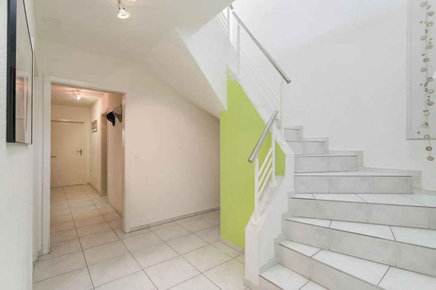 Vivre avec vue : Maison de terrasse de 7,5 pièces avec terrasse panoramique - Photo 5 sur 11