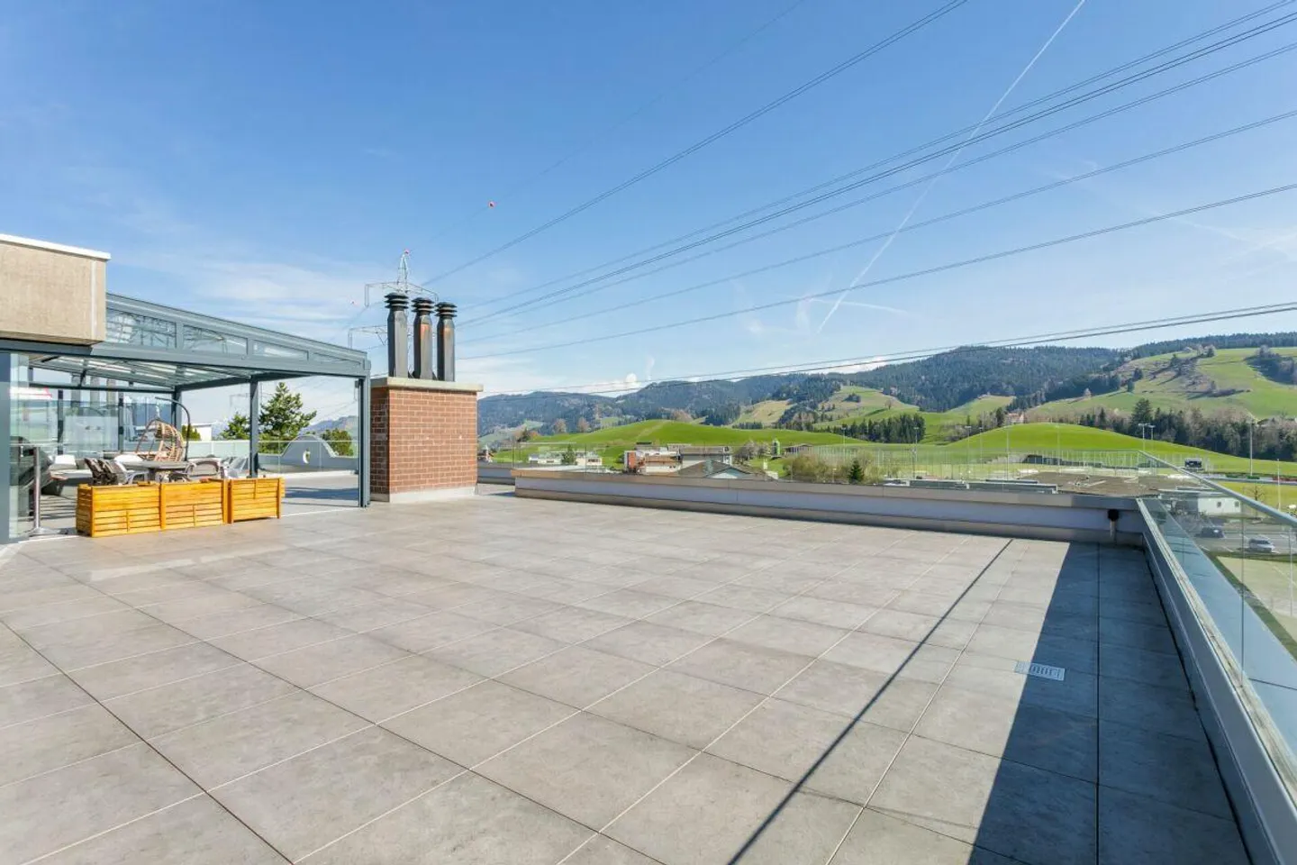 Vivre avec vue : Maison de terrasse de 7,5 pièces avec terrasse panoramique - Photo 9 sur 11