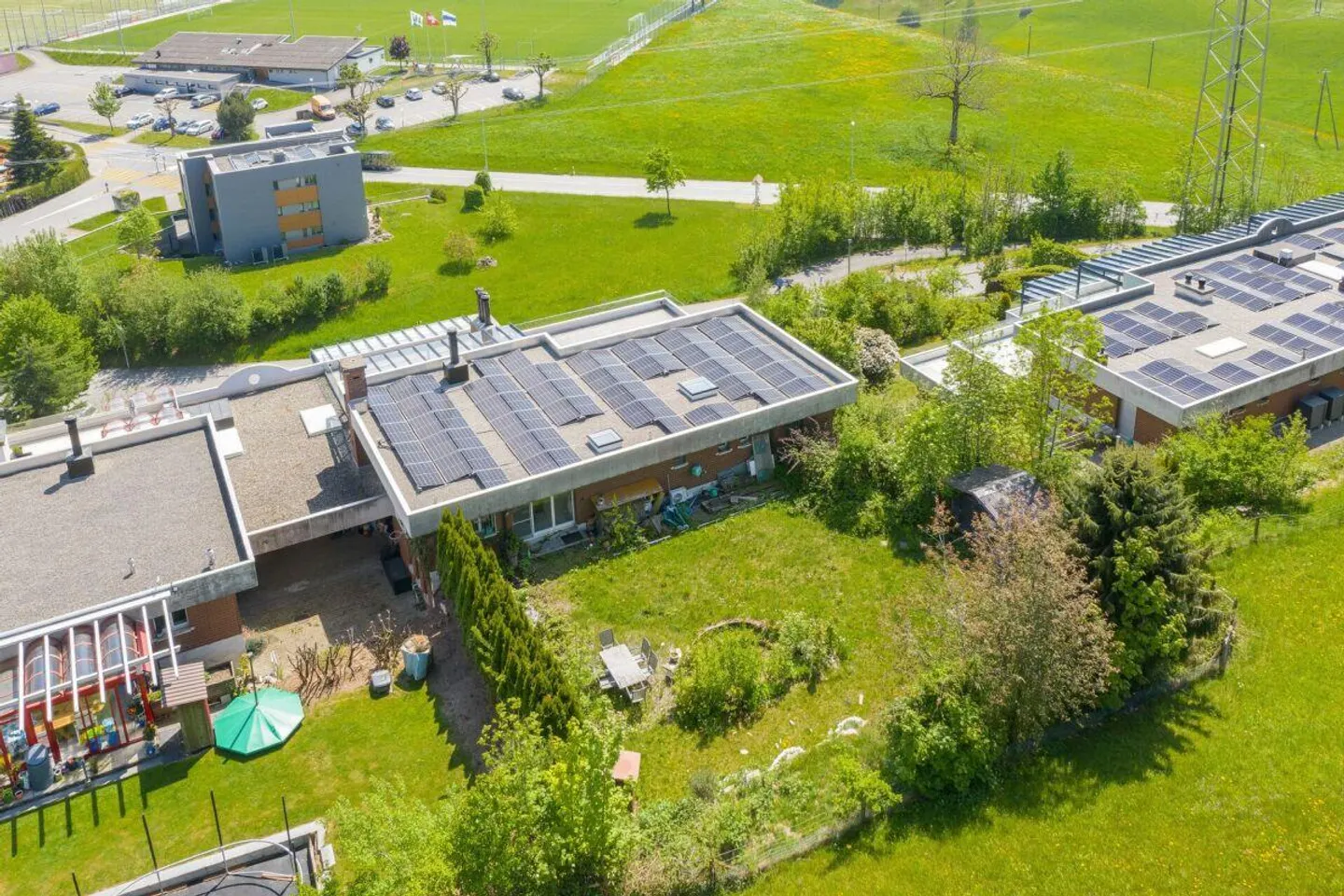 Vivre avec vue : Maison de terrasse de 7,5 pièces avec terrasse panoramique - Photo 10 sur 11