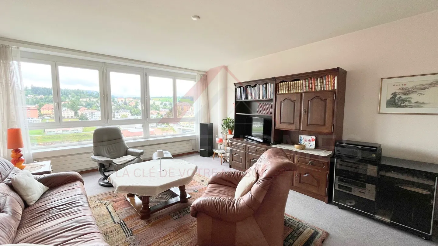 Raro a La Chaux-de-Fonds: spazioso appartamento di 5.5 locali di 150 m² con vista panoramica - Foto 1 di 9