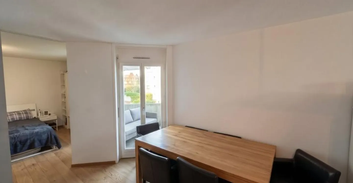 Appartement rénové avec balcons - Photo 2 sur 6