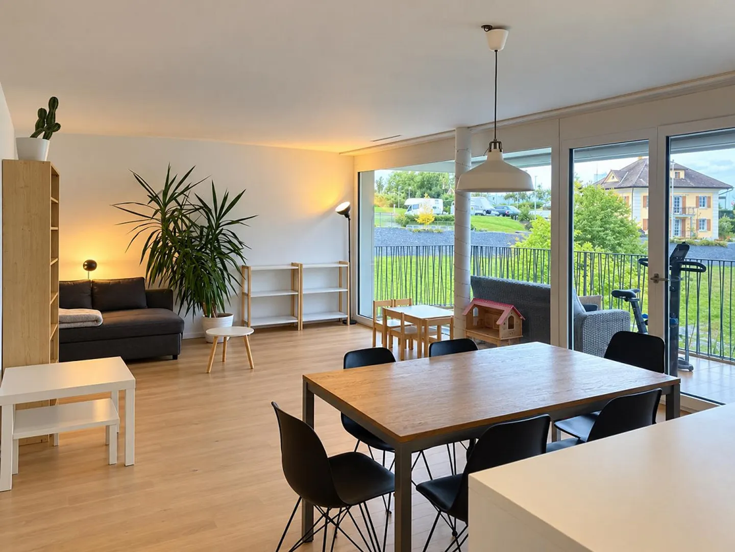 Bright 3.5-room apartment with large balcony - 5 minutes to the lake - Photo 1 of 9
