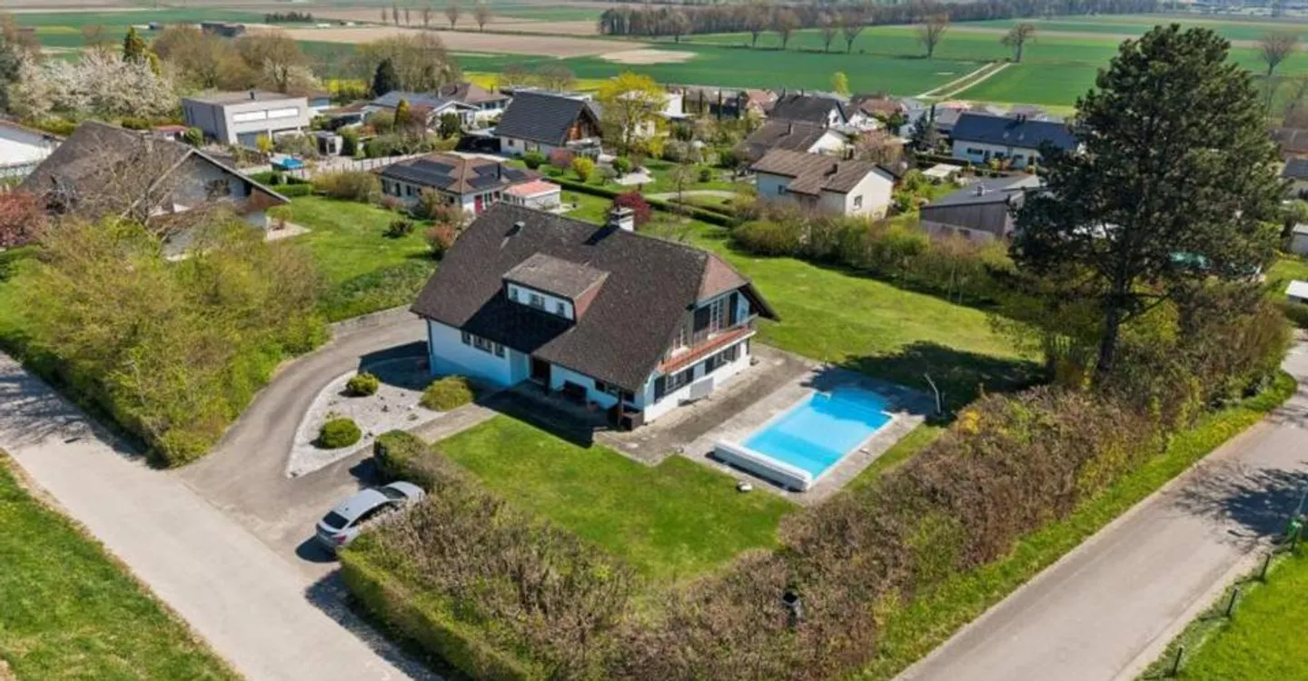 Comfort and Serenity: Renovated Family Home with Pool and Outdoor Space - Photo 2 of 8