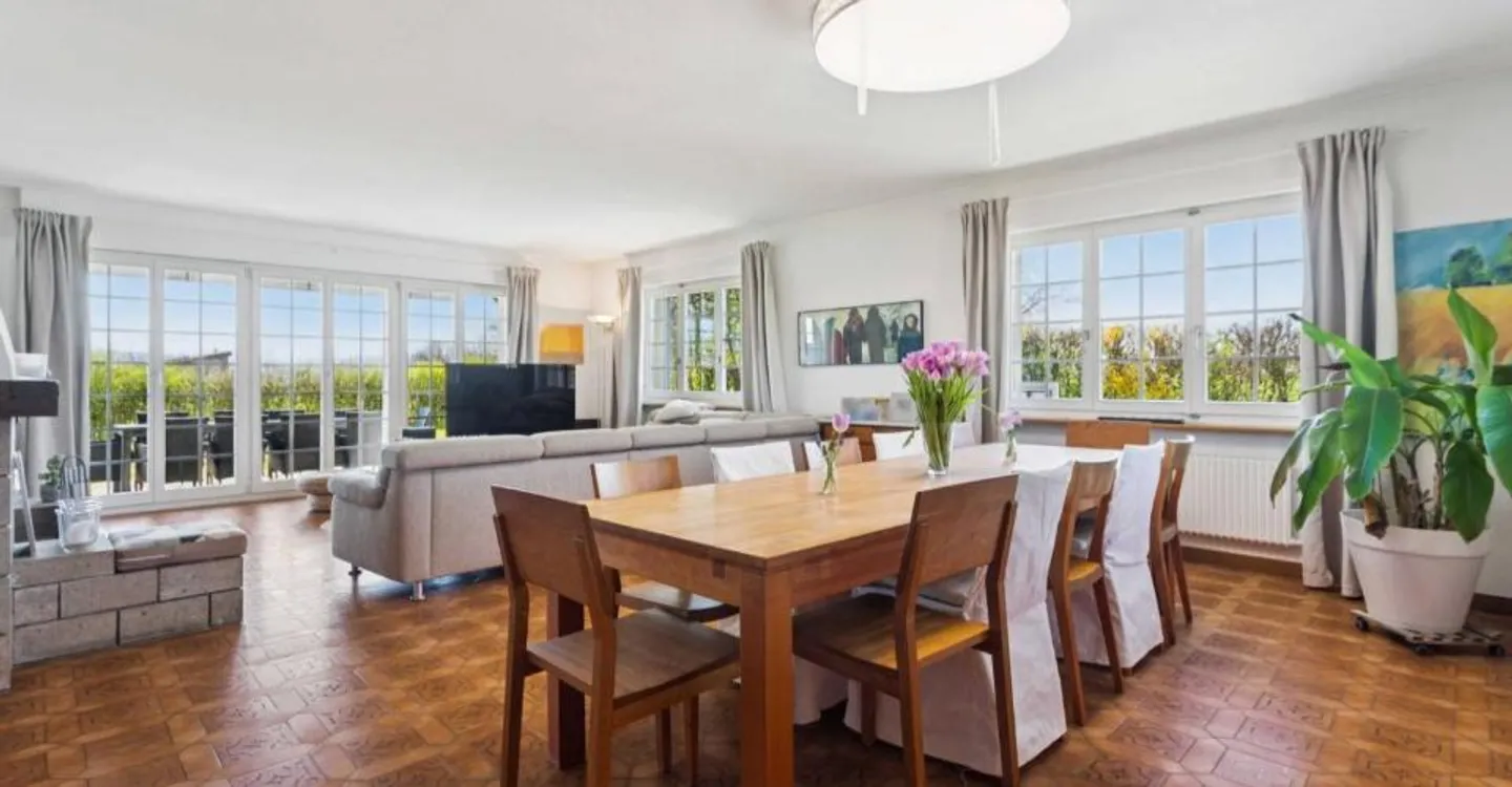 Comfort and Serenity: Renovated Family Home with Pool and Outdoor Space - Photo 4 of 8
