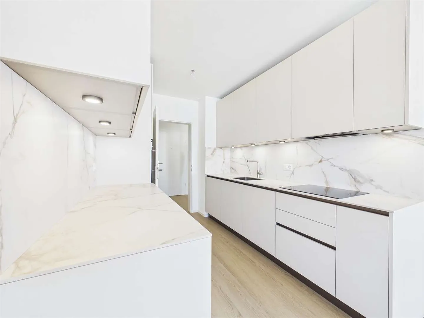 Appartement spacieux d'une chambre entièrement rénové - Photo 5 sur 10