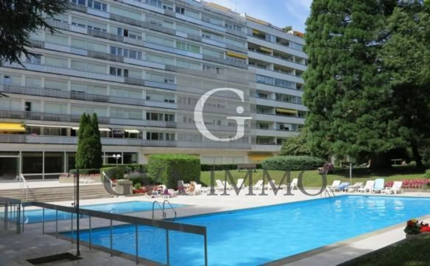 Elegant 2.5-room apartment with loggia and swimming pool in Chêne-Bougeries - Photo 1 of 11