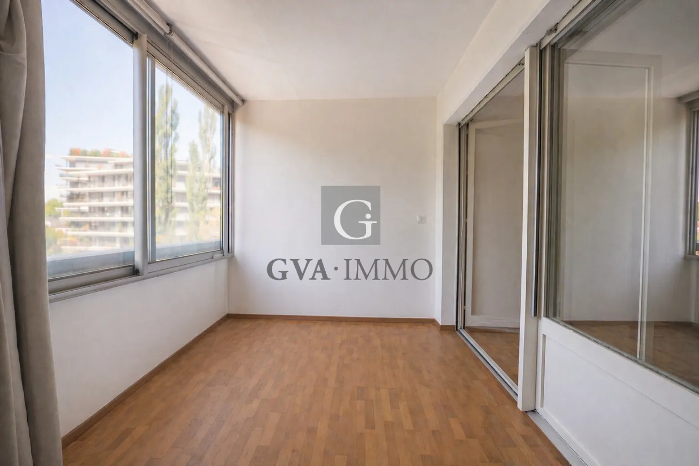 Elegant 2.5-room apartment with loggia and swimming pool in Chêne-Bougeries - Photo 3 of 11