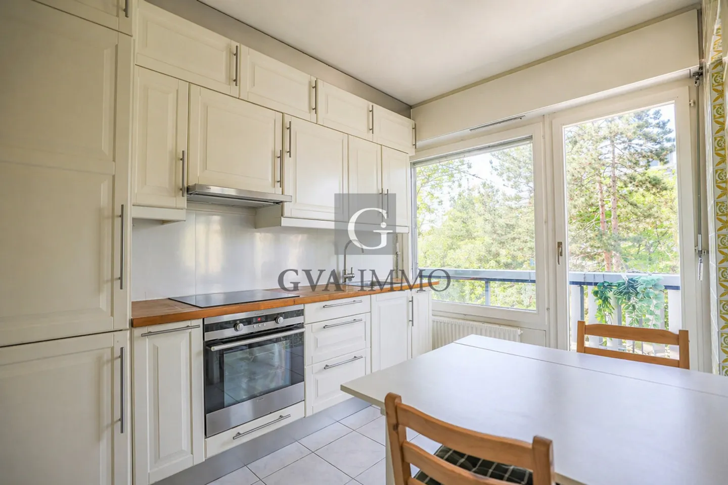 Elegant 2.5-room apartment with loggia and swimming pool in Chêne-Bougeries - Photo 5 of 11