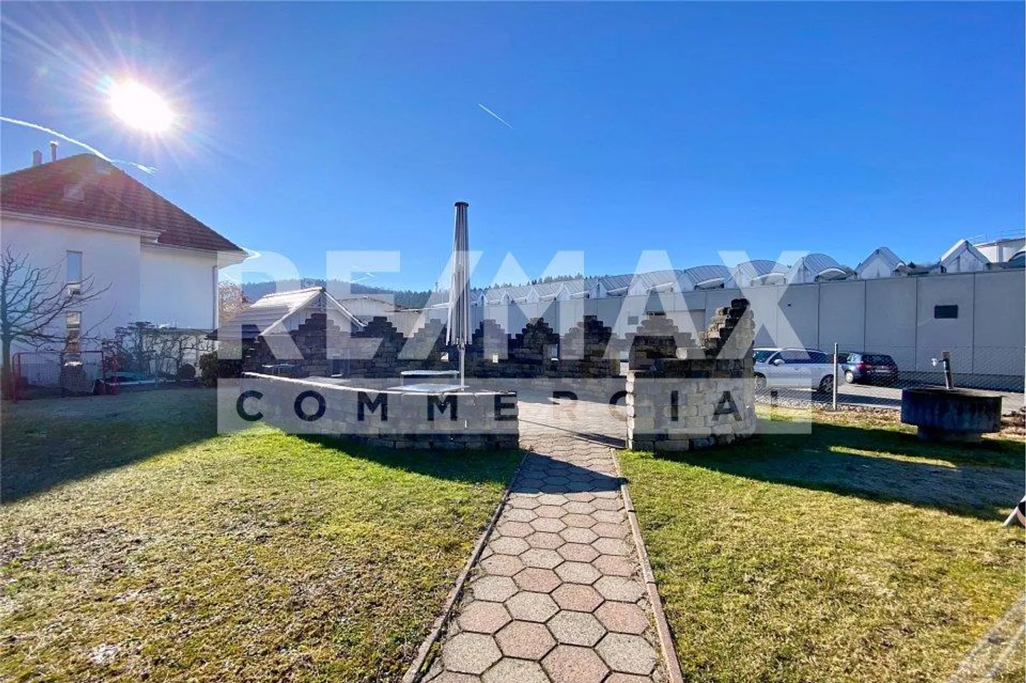 Locaux commerciaux centraux avec un potentiel d'utilisation polyvalent et des possibilités de développement - Photo 3 sur 13