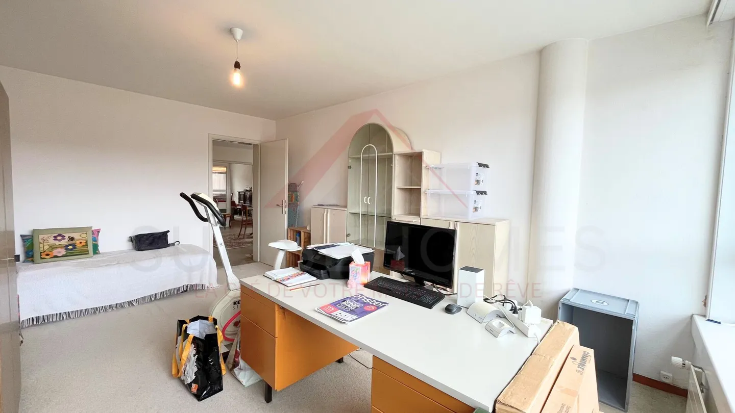 Raro a La Chaux-de-Fonds: spazioso appartamento di 5.5 locali di 150 m² con vista panoramica - Foto 5 di 9